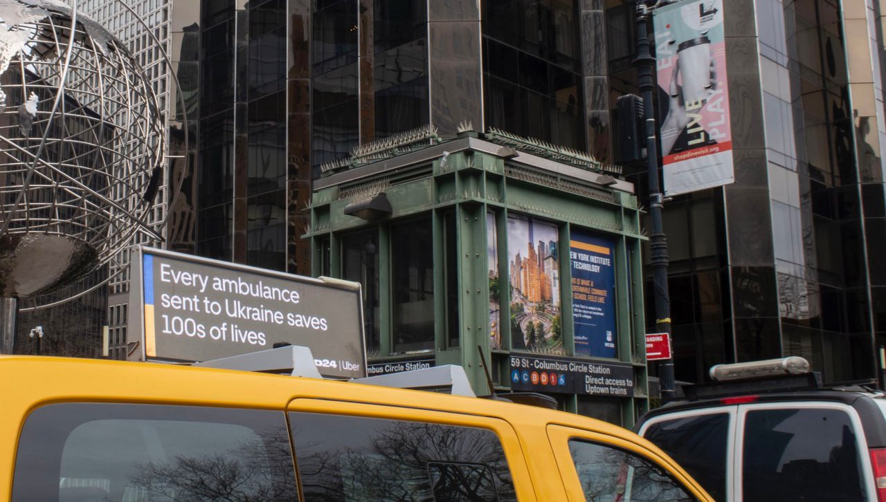 На вулицях сімох міст США з’явились таксі з LED-екранами в межах кампанії UNITED24 та Uber Cartop. Її головна мета — підтримати збір на реанімобілі для України